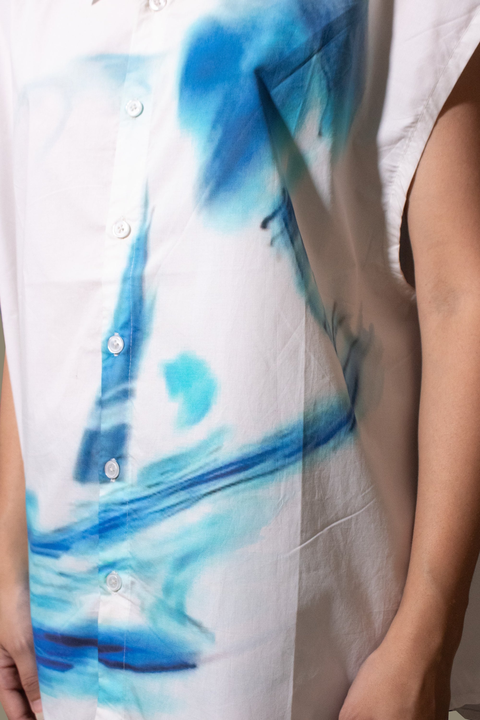 CUT SLEEVES ABSTRACT SHIRT